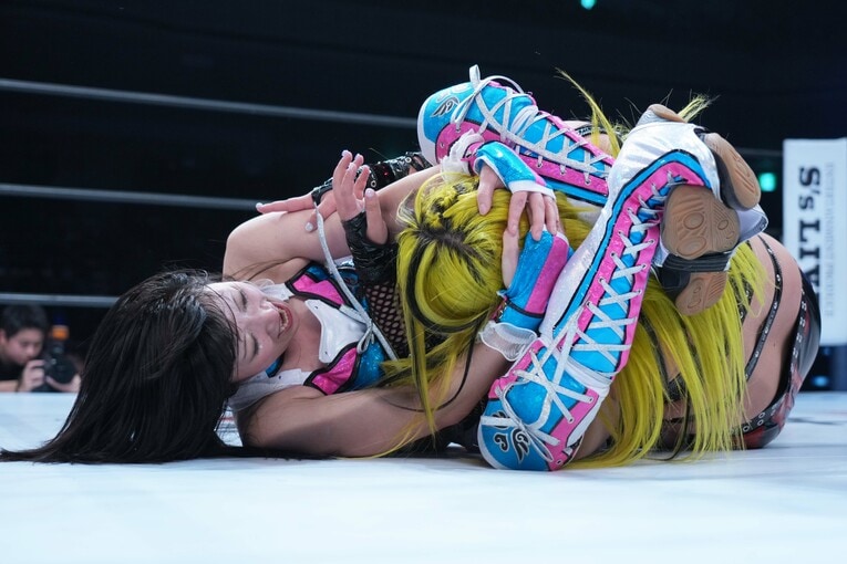 琉悪夏を三角絞めで攻めるさくらあや。2025年12月29日、両国国技館　©Essei Hara