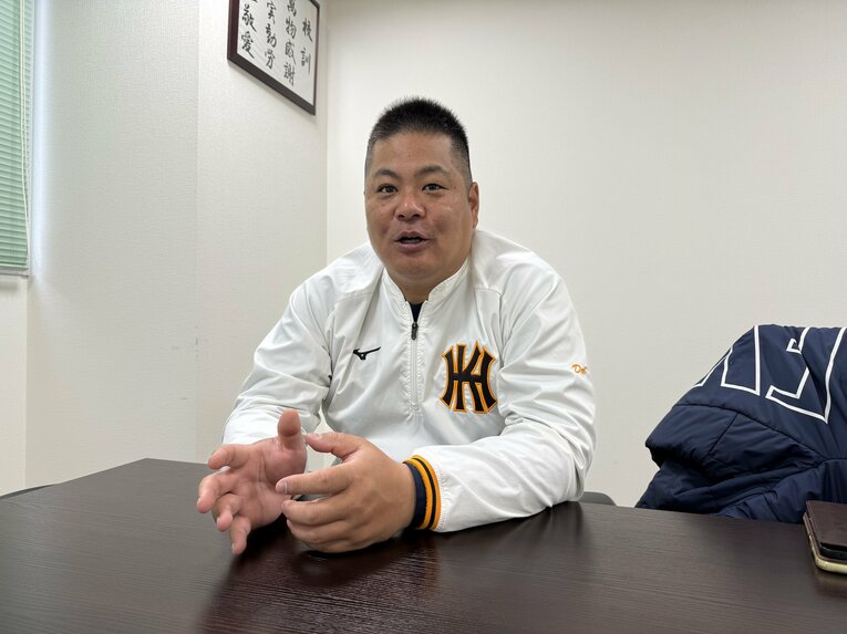昨夏の大阪大会で、大阪桐蔭を破り甲子園出場に導いた東大阪大柏原・土井健大監督（37歳） ©Yuji Yanagawa