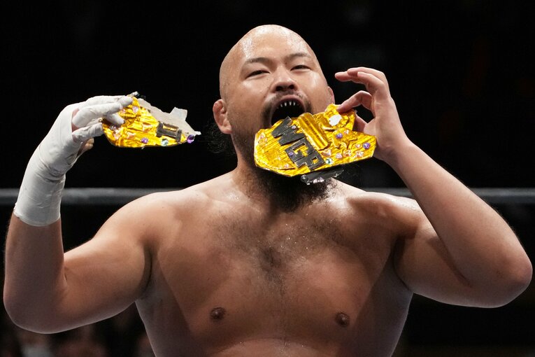 海野翔太が子どもからもらった手作りの紙のベルトを破り捨てるグレート-O-カーン。1月6日、大田区総合体育館　©Masashi Hara