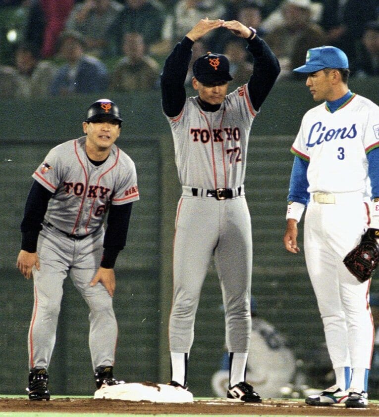 巨人時代、選手とコーチの関係だった落合と中畑だが、実は同世代にあたる　©Kyodo News