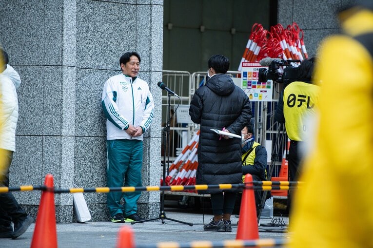 2021年第97回箱根駅伝。総合4位になり、大会後にインタビューを受ける原晋監督　©Nanae Suzuki