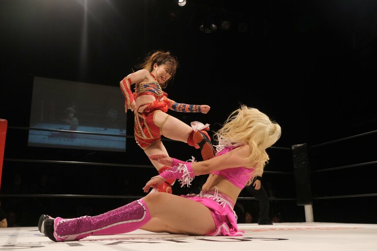 “闘うバービー人形”の急成長…見た目は派手でも練習熱心、Chi Chiをベテラン選手も絶賛「いきなり髪の毛掴んできたからね（笑）」(57)