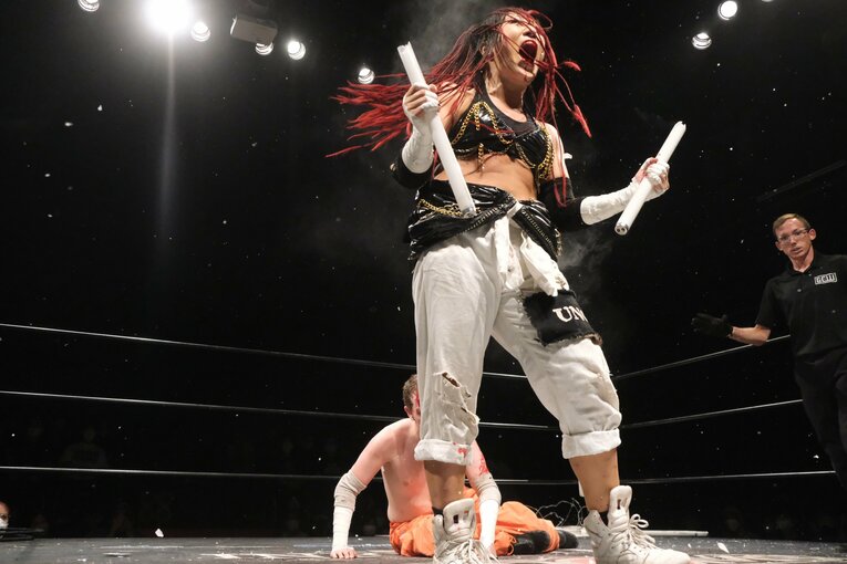 元パティシエが蛍光灯で殴り合い…“デスマッチアマゾネス”山下りなの媚びない魅力「犯罪以外なら何してもいい」 米国で男子相手に王座獲得(40)