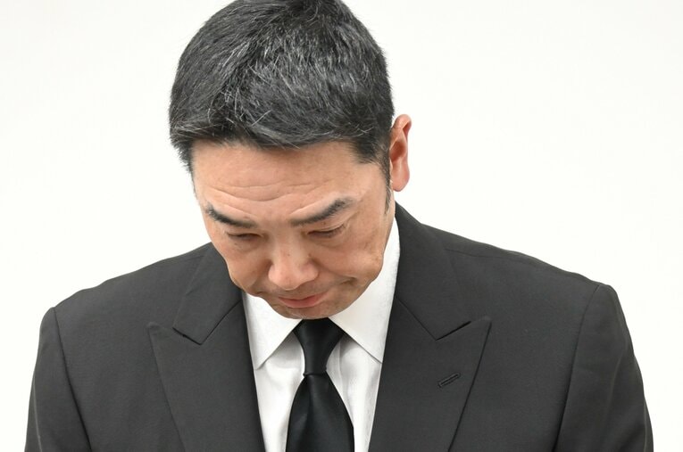 記者会見で頭を下げる阿部慎之助氏 ／ photograph by JIJI PRESS
