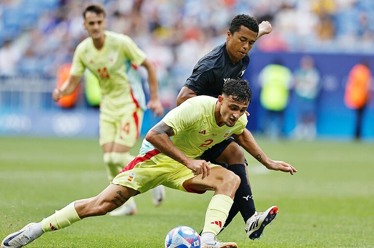 パリ五輪サッカー男子準々決勝、スペイン戦でプビルと競り合う藤田譲瑠チマ。スペイン人記者の目には日本サッカーは、どう映る？ ／ photograph by Mutsu Kawamori