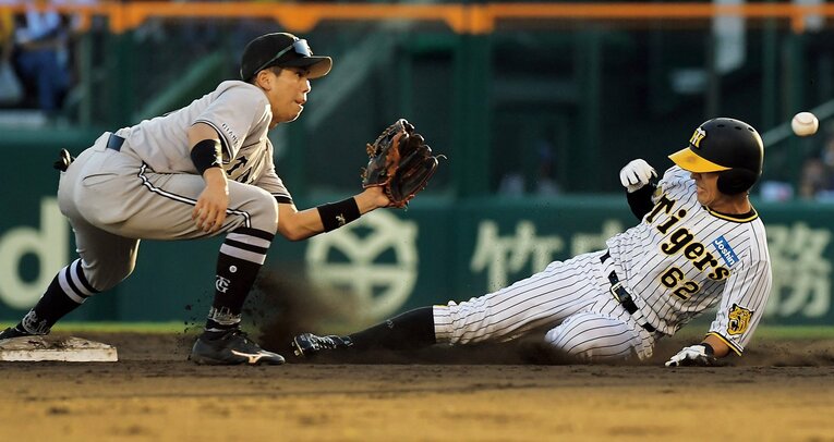 9回裏2死、バッテリーの警戒をかいくぐった植田の盗塁 ©︎SANKEI SHIMBUN