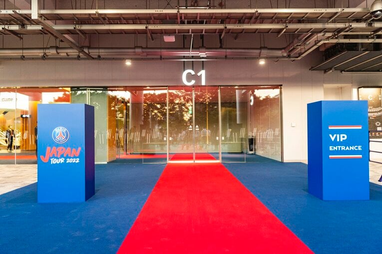 入り口の時点でもうVIPムード満点（※写真をクリック、スワイプすると「100万円＆1000万円VIP席」やPSGメンバーの華麗なプレーをご覧になれます）　©Wataru Sato