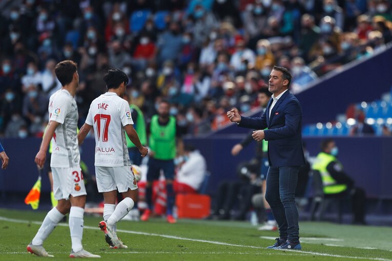 敵地の少年ファンから「KUBO！」と声が飛ぶ人気の中… 久保建英が“万全でなくても”フル出場で頼られた理由〈撮影者の視点〉(22)