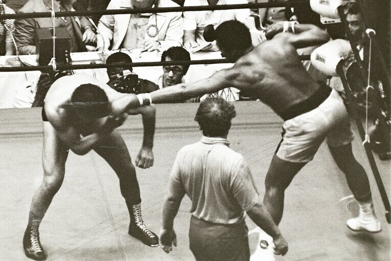 アリの鋭い左ジャブ。クリーンヒットしたパンチはなかったが、試合後には猪木の頭にコブができた