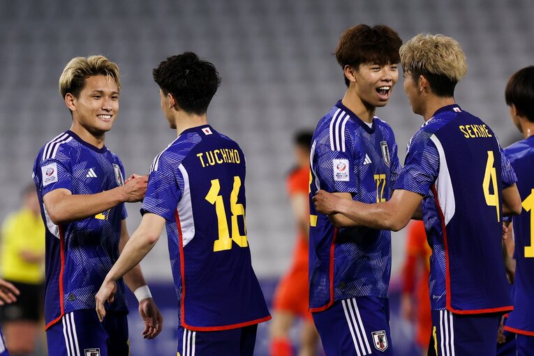 10人で逃げ切り、勝利を喜ぶ選手たち　©Getty Images