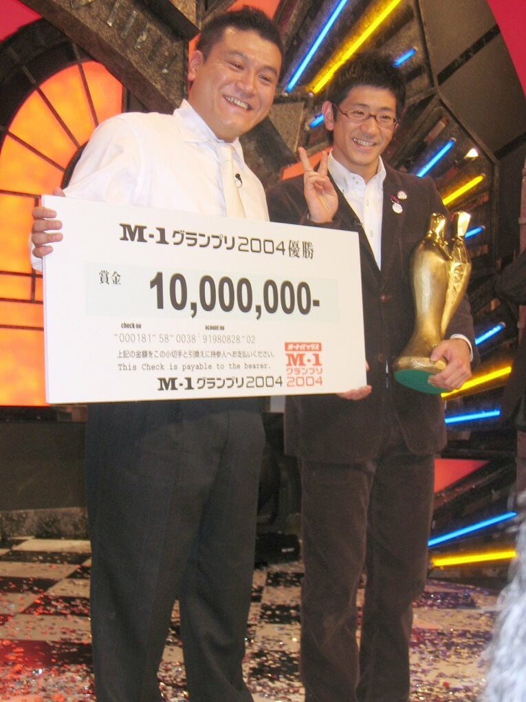 2004年のM-1で優勝したアンタッチャブル、山崎弘也（左）と柴田英嗣。人力舎からの決勝進出コンビはこの04年以来だった　©Sankei Shimbun