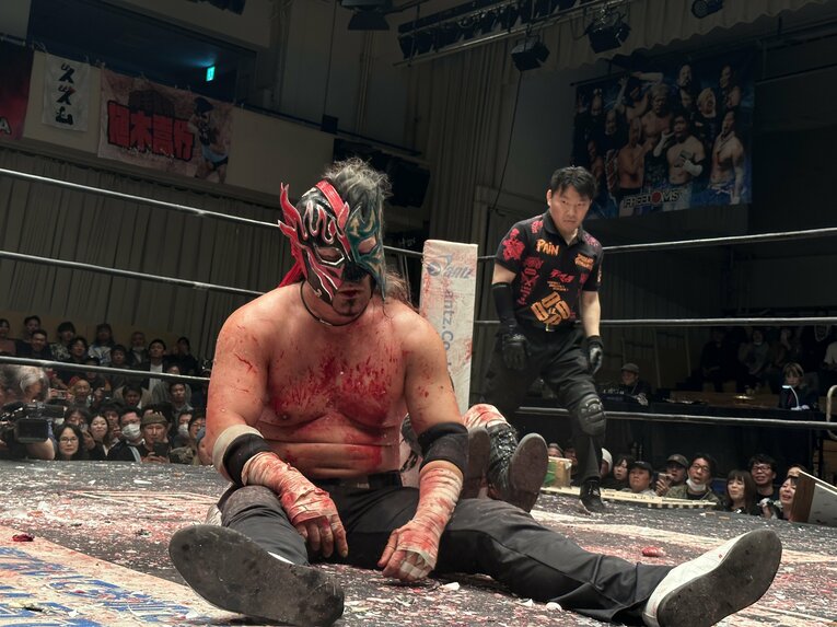 スワイプすると「エル・デスペラードvs葛西純」など激闘写真をご覧になれます　©Norihiro Hashimoto