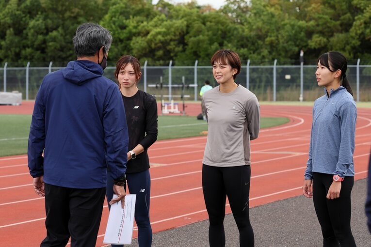 蔵重（右）や奥野（左）ら日本でもトップクラスのスプリンターが多く在籍する甲南大女子陸上部で切磋琢磨している　©Shigeki Yamamoto