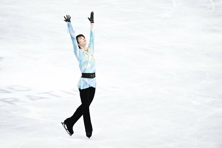 フリー『天と地と』。演技冒頭に前人未到の大技、4回転アクセルを跳ぶ　©Asami Enomoto