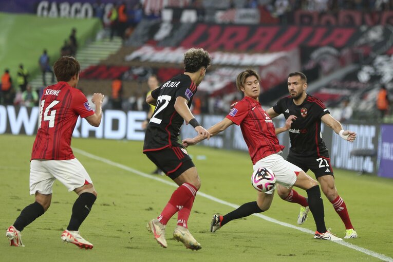 伊藤、関根らは力を振り絞ったもののアル・アハリの軍門に下った　©AP/AFLO