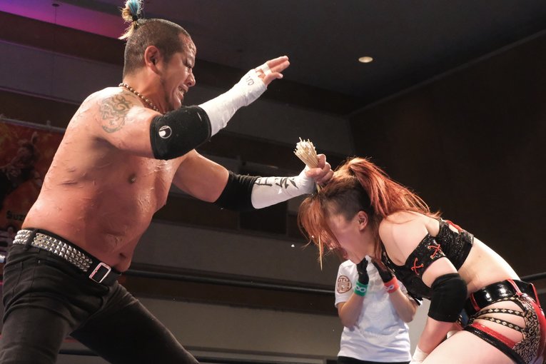 「いつか、傷だらけの背中でウェディングドレスを」 18歳の女子レスラー・鈴季すずが大流血を「嬉しい」と語る理由(56)