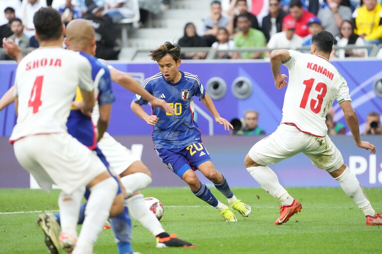 ドリブルで相手陣内に攻め込む久保建英　©Masashi Hara