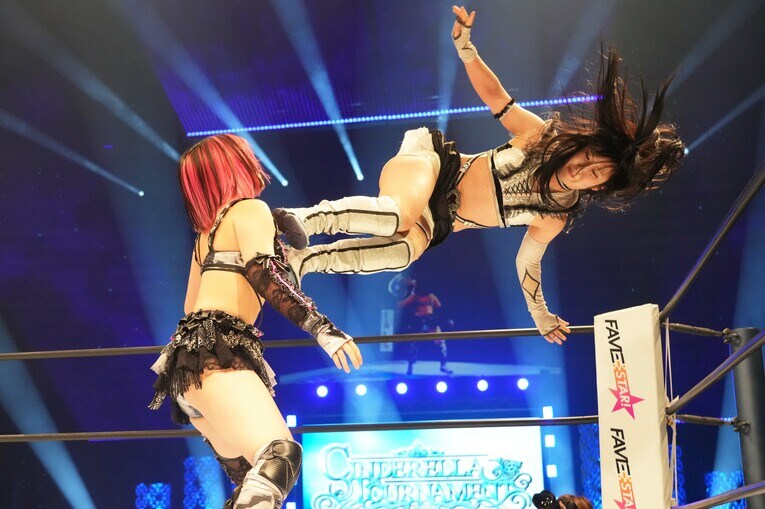 シンデレラトーナメント決勝で吏南にドロップキックを放つ玖麗さやか。2025年3月15日、大田区総合体育館　©Essei Hara