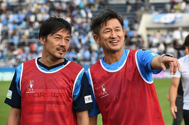 松井大輔が慕う三浦知良との2ショット ／ photograph by Getty Images