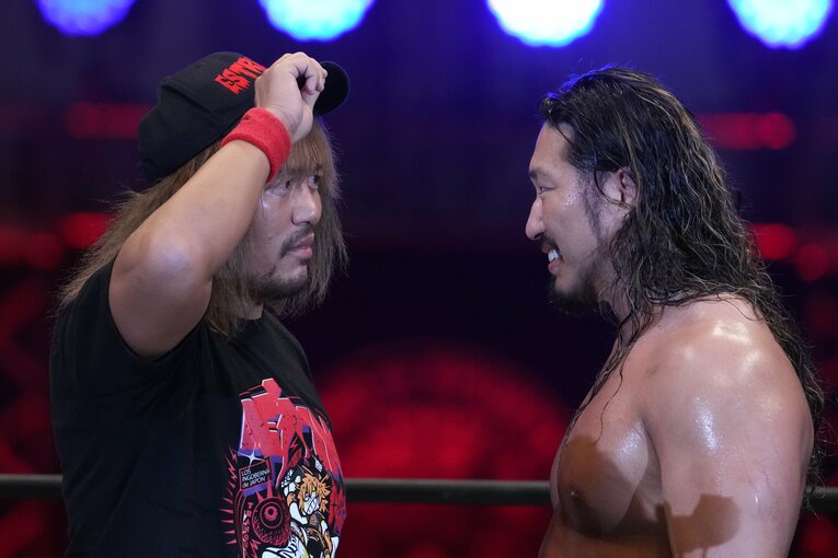 長岡のリング上で同門の内藤哲也と対峙する辻陽太　©Masashi Hara