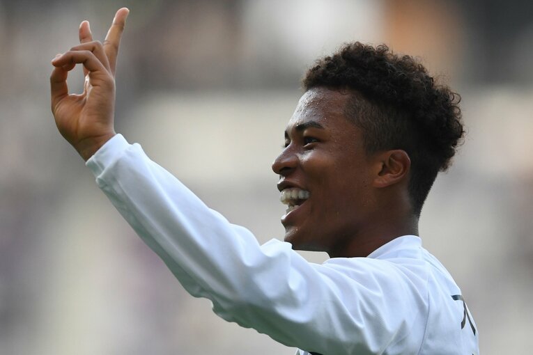 勝利を喜ぶFC東京戦後の藤田譲瑠チマ