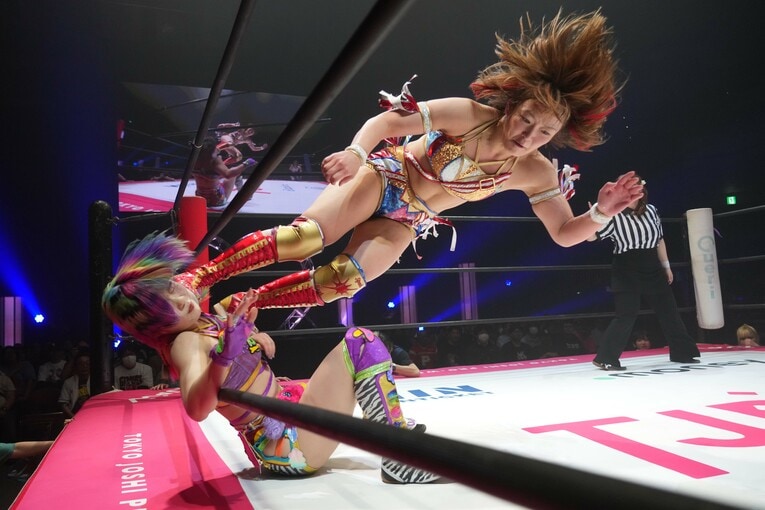 遠藤有栖に串刺しドロップキックを放つSareee　©Essei Hara