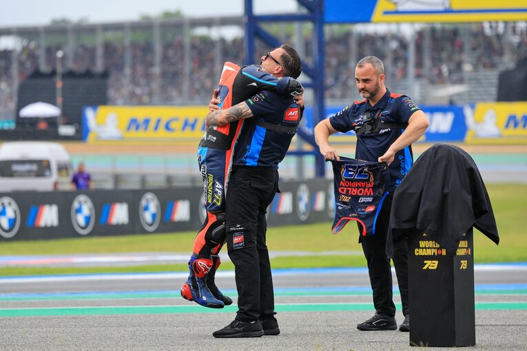 チーム関係者と喜びを分かち合う小椋　©Satoshi Endo