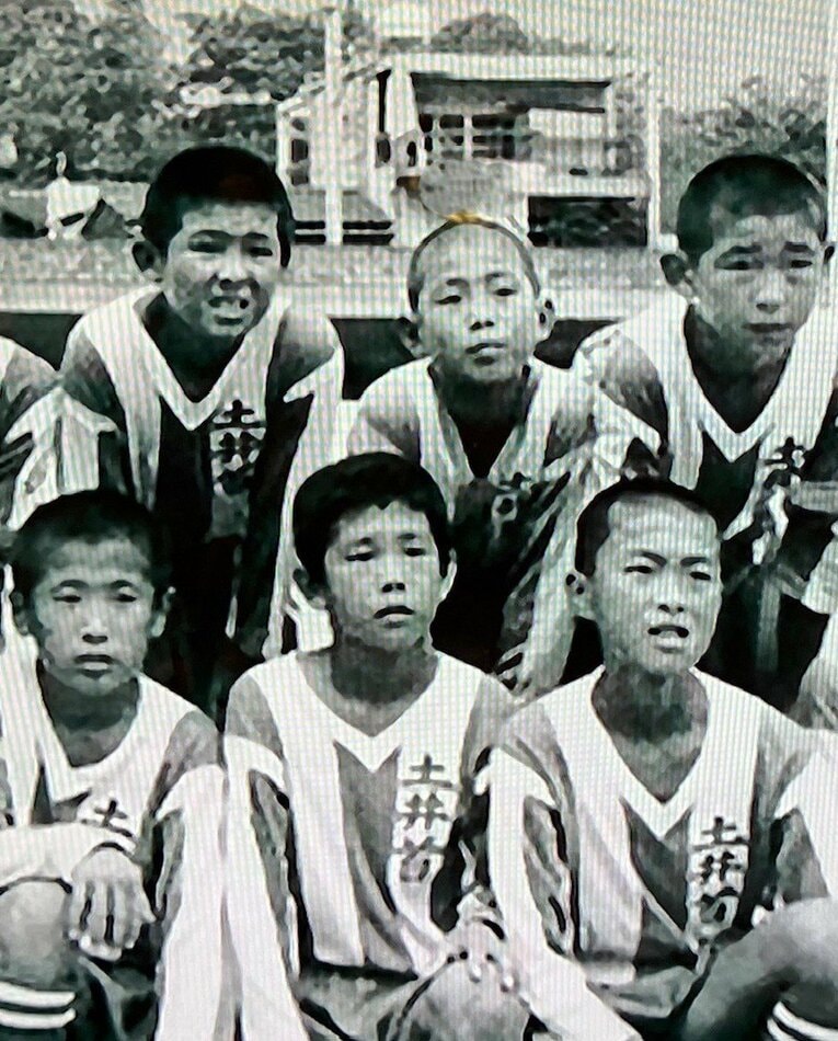 小学校時代。森保は後列中央。地元のサッカー少年団（土井首）で全国大会にも出場している