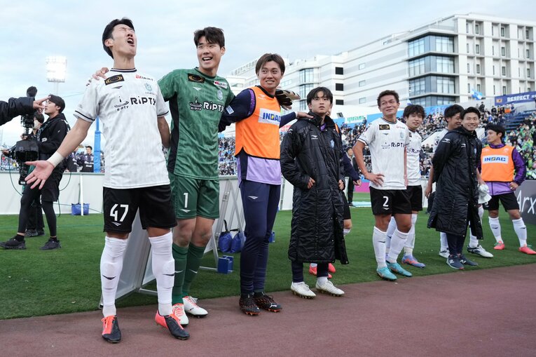 残留を決めた湘南ベルマーレの選手たちは全身で喜びを表現した　©Hiroki Watanabe/Getty Images