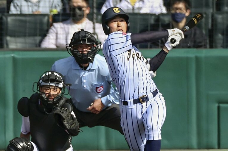 「12試合ホームランなし」の記録破る。2回裏東海大菅生無死、鈴木悠平が左越えに今大会第1号となる先制本塁打を放つ ／ photograph by KYODO