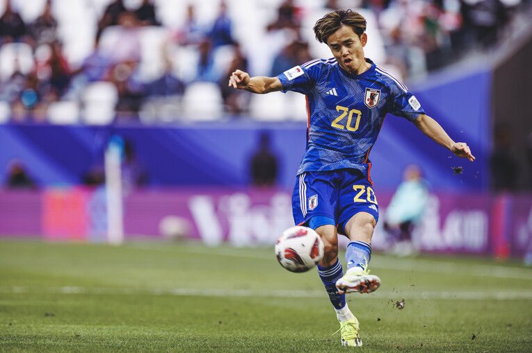 久保建英が上田綺世に送ったピンポイントのアーリークロス（1枚目／全4枚）©Kiichi Matsumoto