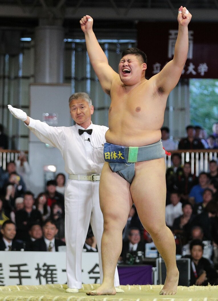 2019年全国学生相撲選手権大会個人戦で優勝し、喜ぶ日体大1年時の大の里（中村泰輝）　©JIJI PRESS