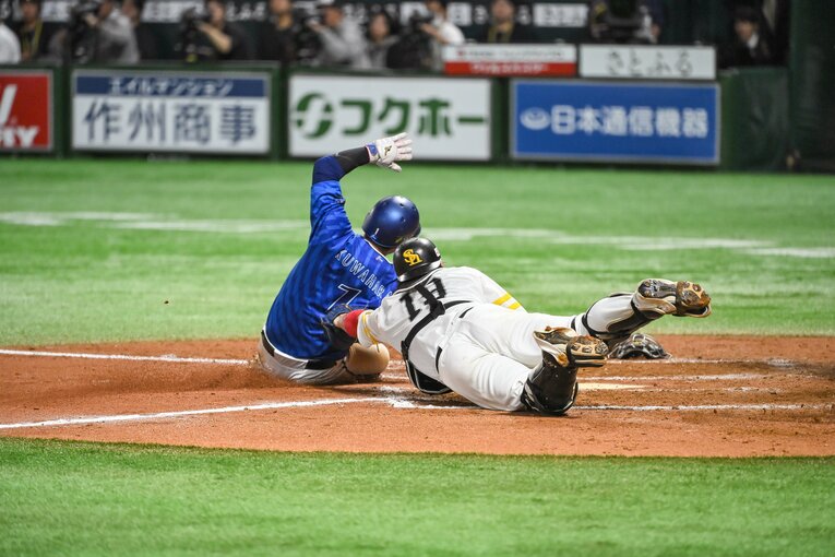 日本シリーズ第4戦、桑原将志はオースティンの安打でホームを狙うもタッチアウト　©︎Nanae Suzuki