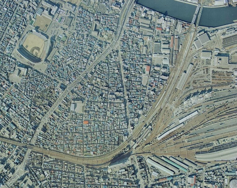 1975年の航空写真。写真左上に東京スタジアムが見える。1972年に閉場されたが、取り壊しは1977年だった　出典：国土地理院の空中写真