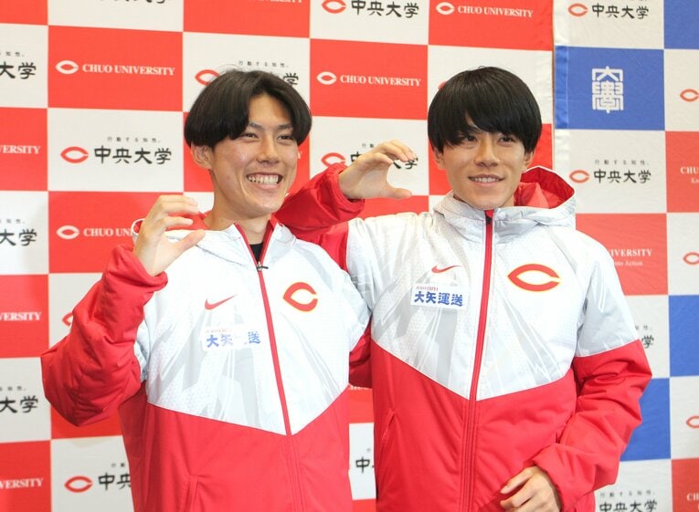 兄・大和（右）と一緒に箱根駅伝前の会見で笑顔を見せる駿恭。だが、内心は…　©JIJI PRESS