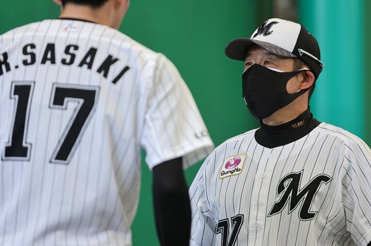 今季マリーンズの投手コーチに就任した木村龍治（右）。高3センバツで完全試合に迫った経験を、20歳の佐々木朗希に伝えていた ／ photograph by Chiba Lotte Marines