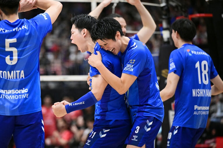 西田有志に抱きつく中村駿介　©︎AFLO SPORT