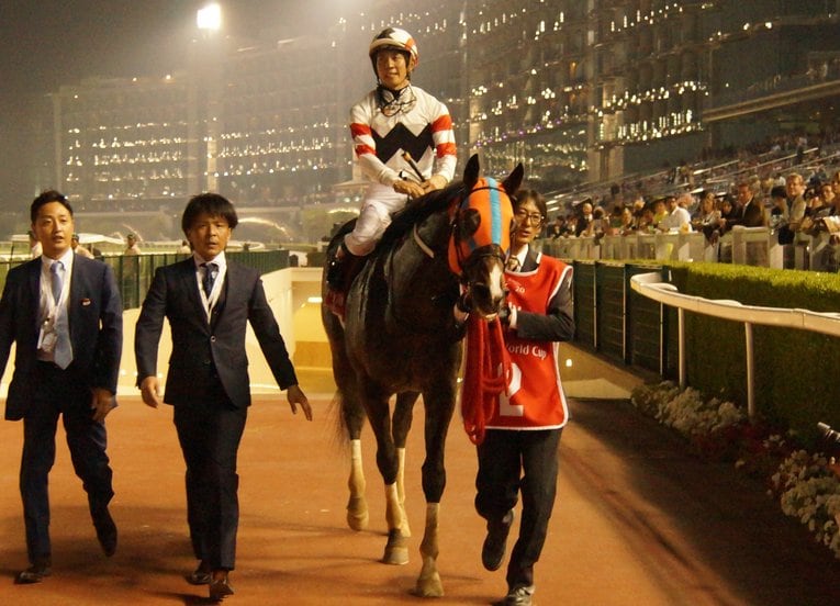 2015年ドバイワールドカップのレース後。背には幸英明を乗せて