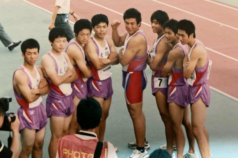 インターハイ陸上で22年前、総合優勝を果たした島根・大社のメンバー。投擲エースの岡先聖太（中央）や大黒柱だった野田浩之（7番）らを擁した ／ photograph by 取材対象者提供