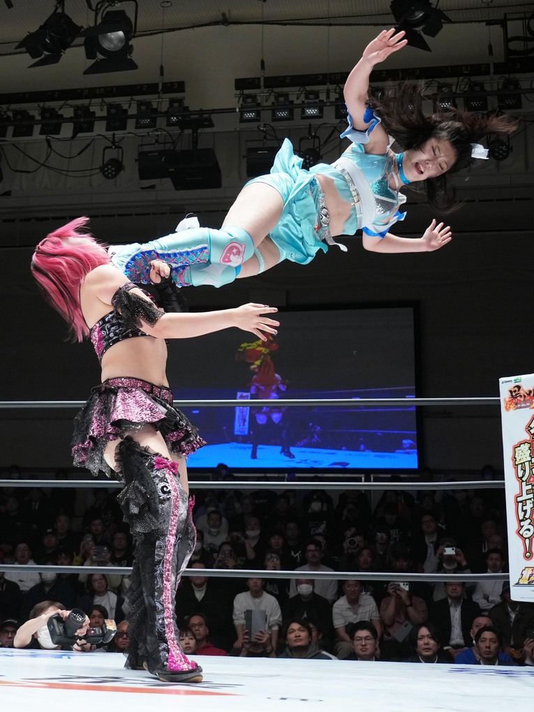 吏南にドロップキックを放つ玖麗さやか　©Essei Hara