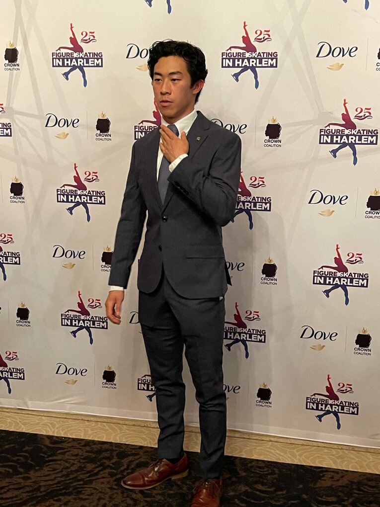 珍しいネクタイ姿も披露したネイサン・チェン　©Akiko Tamura