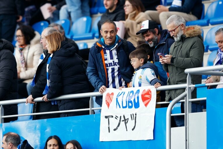 アウェイスタジアムながら久保へのメッセージも多く目についた　©Daisuke Nakashima