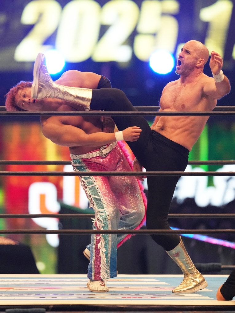 クラウディオ・カスタニョーリのキックを浴びる　©Essei Hara