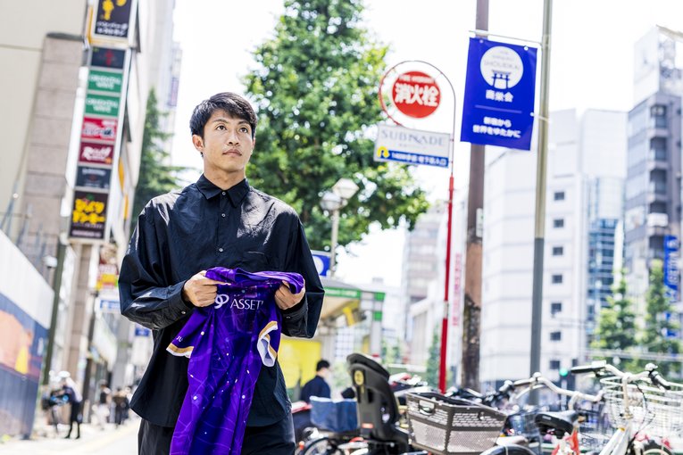 新宿の街に飾られるフラッグ（右上）のデザインにも参与している　©︎Kiichi Matsumoto