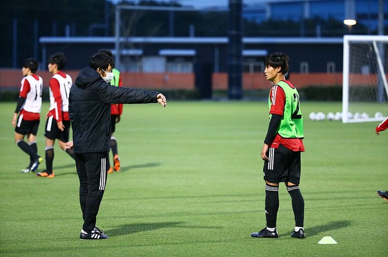 中村憲剛コーチの話を真剣に聞くU-17日本代表MF大迫塁（神村学園2年） ／ photograph by JFA/AFLO