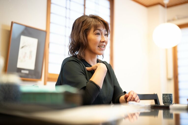 インタビューに答える小倉由美さん。現在は天ぷら割烹の女将に
