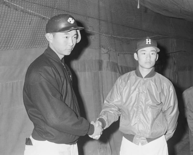 1973年のセンバツ。準決勝前日に握手する作新学院の江川卓と、広島商の投手・佃正樹　©JIJI PRESS