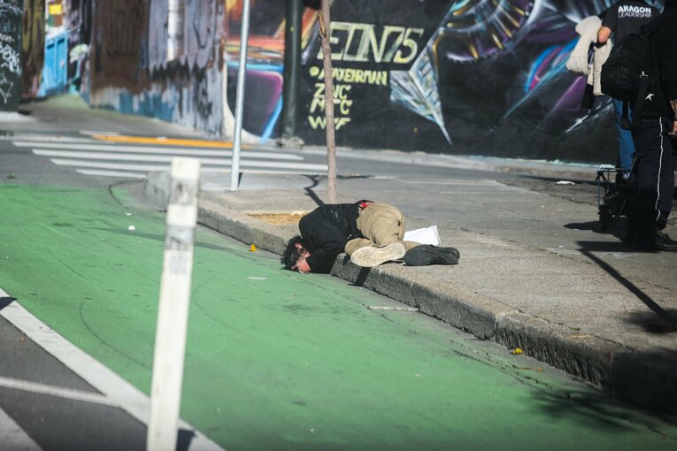 【FA有力地／サンフランシスコ】地面に座り込む、あるいは横たわる人も少なくない　©Getty Images