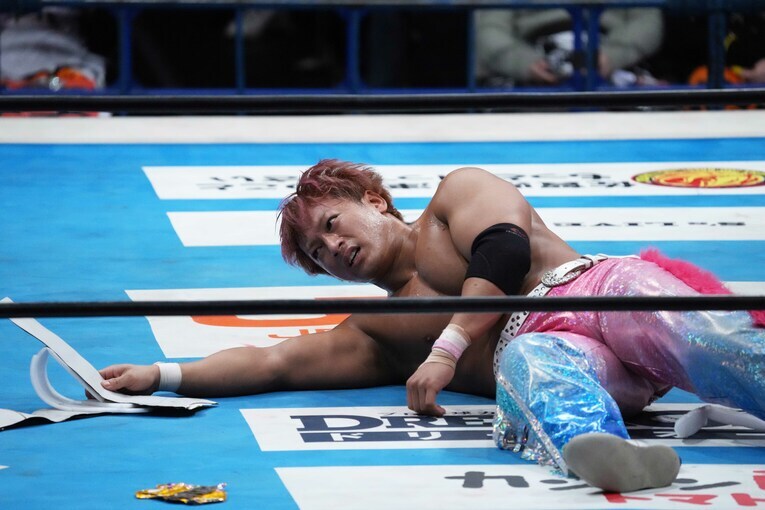 海野翔太は破り捨てられた紙のベルトを拾い集めた　©Essei Hara