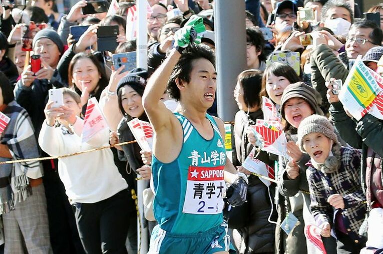 前回大会の9区で力走する青学大・神林。区間賞を獲得し総合優勝に貢献した ／ photograph by KYODO